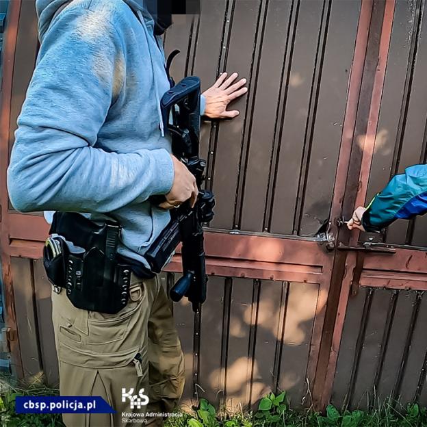 [VIDEO] Broń, amunicja oraz prawie 1,5 mln szt. Papierosów zabezpieczone przez CBŚP i KAS